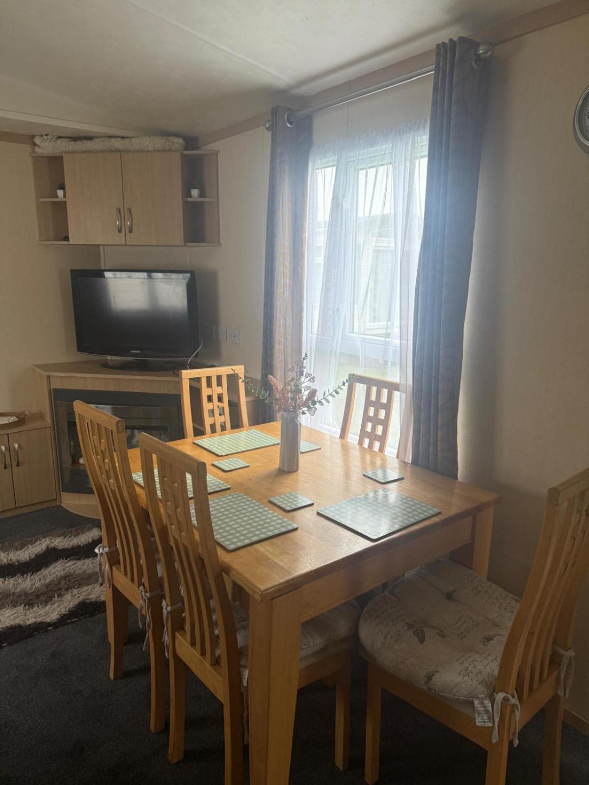 6 Bed Static Carvan Seawick Saint Osyth